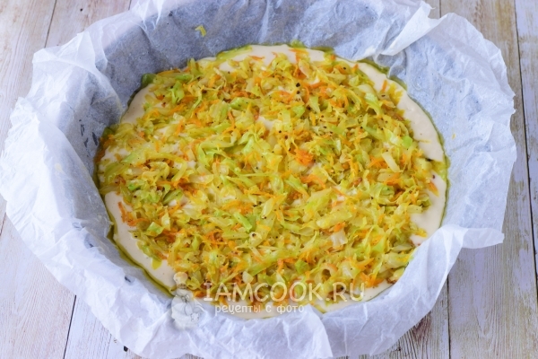 Положить на тесто начинку