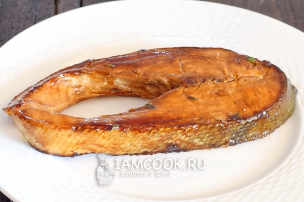 Выложить рыбу на блюдо