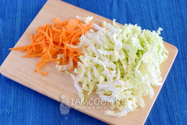 Натереть морковь и порезать капусту