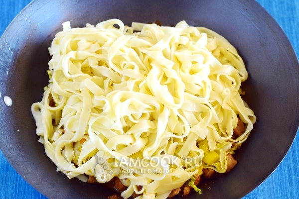 Положить лапшу