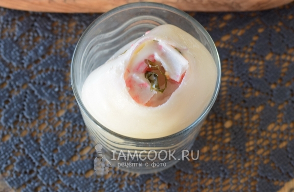 Влить заливку и положить крабовые палочки