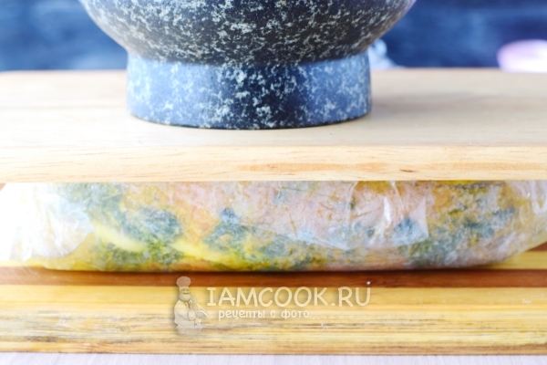 Положить рыбу под пресс