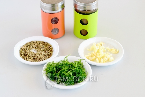 Подготовить специи, зелень и чеснок