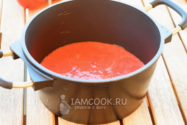 Перелить томатный сок в кастрюлю