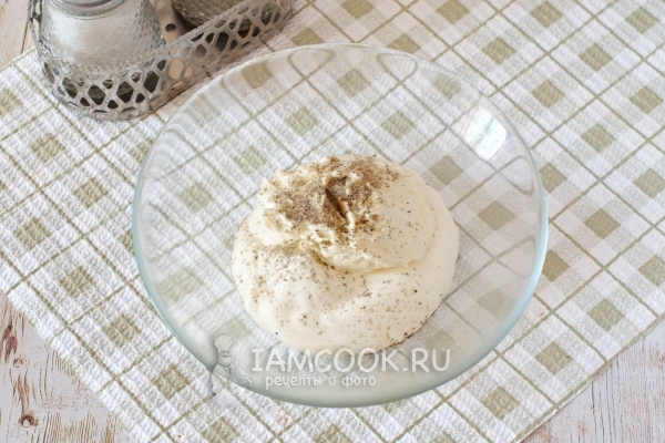 Соединить майонез, сметану, соль и перец
