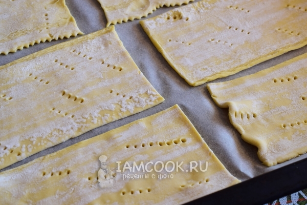 Положить тесто на пергамент