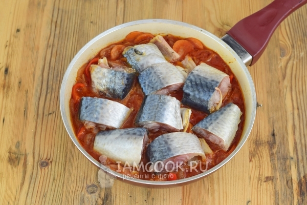 Выложили скумбрию в сковороду