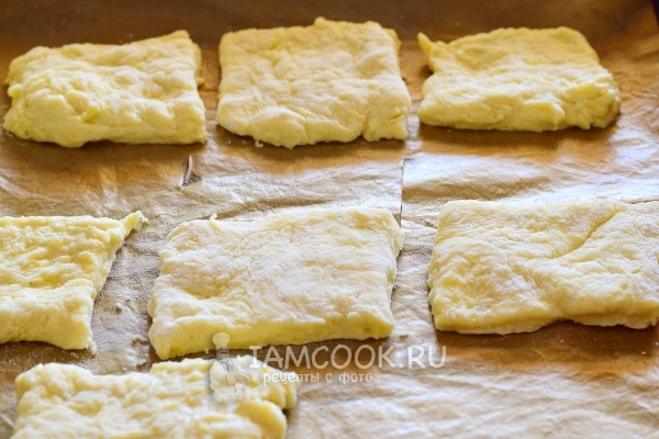 Выложить заготовки из теста на противень