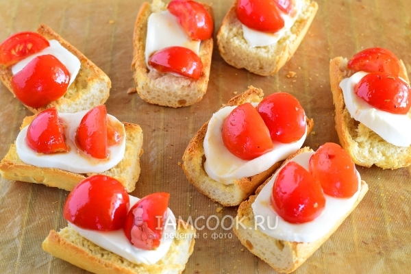 Положить на сыр помидоры