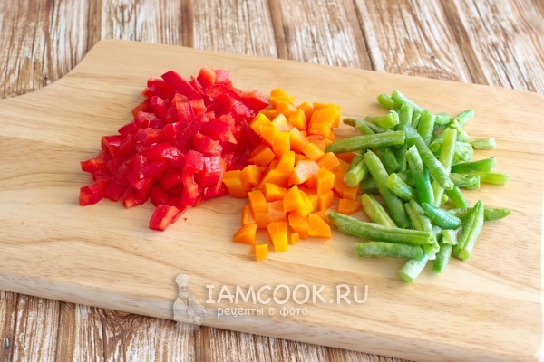 Порезать перец, морковь и фасоль