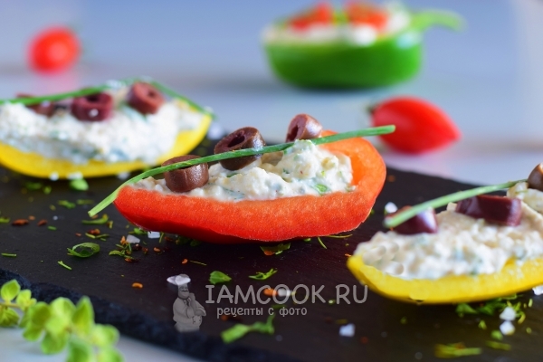 Готовый перец, фаршированный творогом с чесноком и зеленью