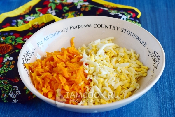 Натереть морковь и яйца