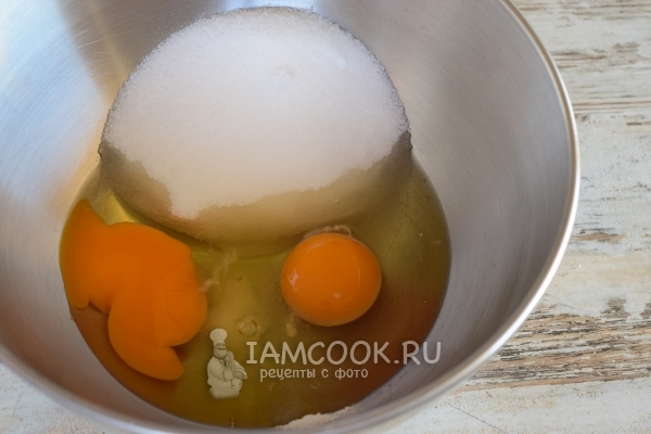 Соединить яйца с сахаром