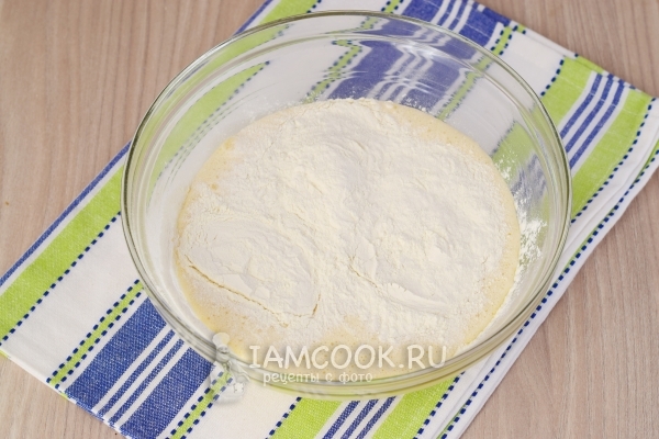 Добавить кефир и муку