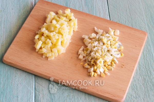 Порезать картофель и яйца