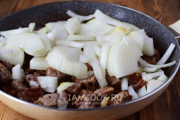 Положить лук к мясу