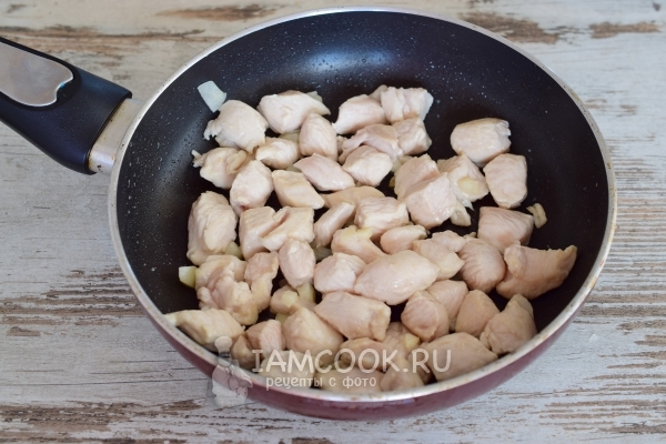 Обжарить куриное филе