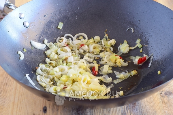 Обжарить лук с перцем и чесноком