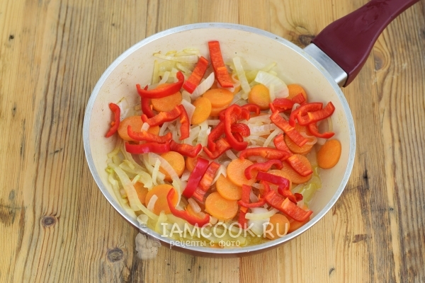 Добавили болгарский перец в сковороду