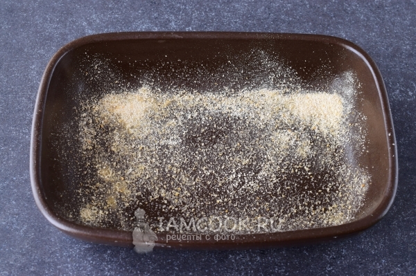 Присыпать форму сухарями