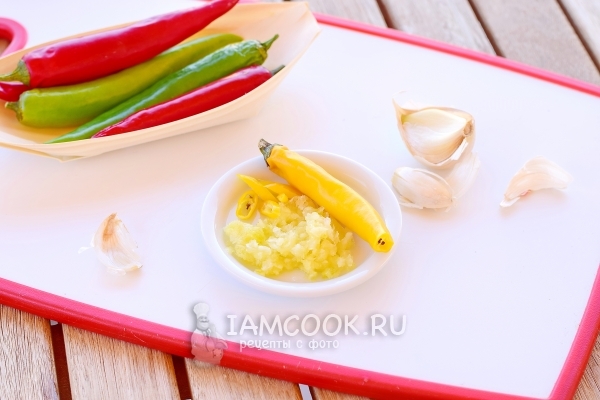 Измельчить чеснок и перец чили