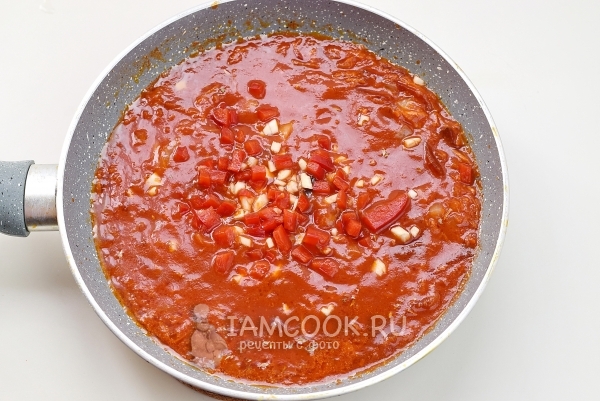 Положить перец и чеснок