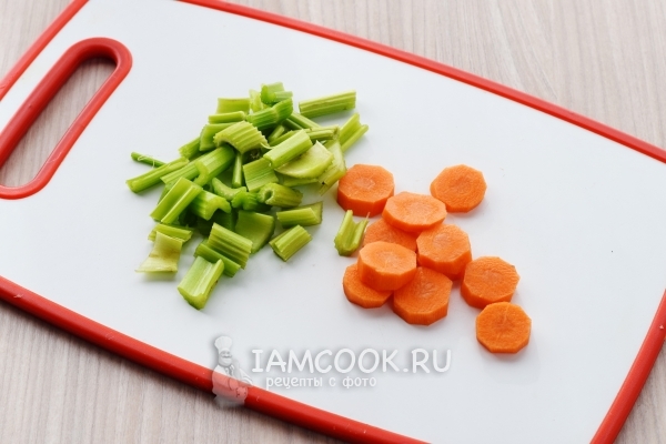 Порезать сельдерей и морковь