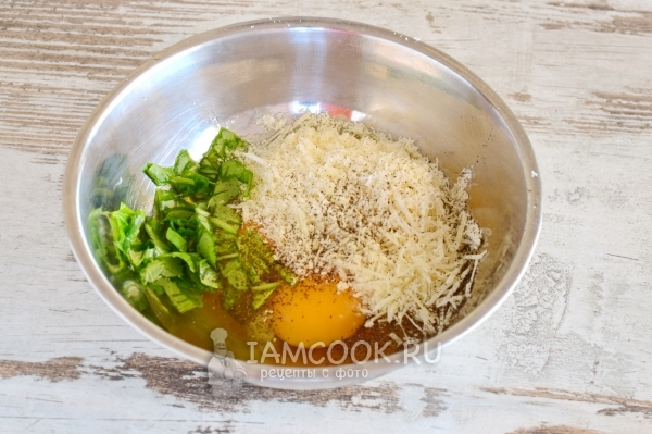Соединить сыр, яйца и базилик