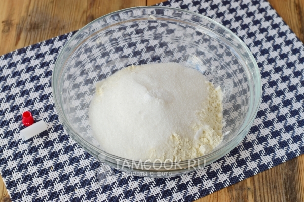 Соединить муку, сахар и соль