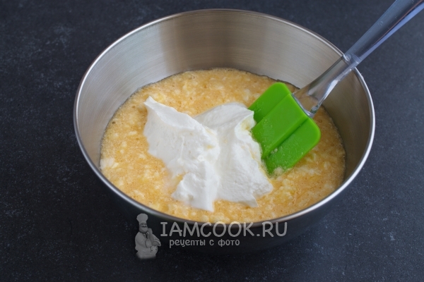 Положить сметану