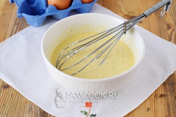 Взбить соус венчиком