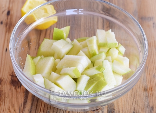 Сбрызнуть яблоки лимонным соком