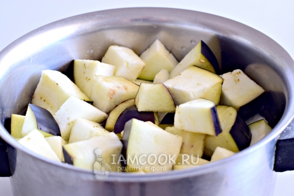 Положить баклажаны в кастрюлю с водой