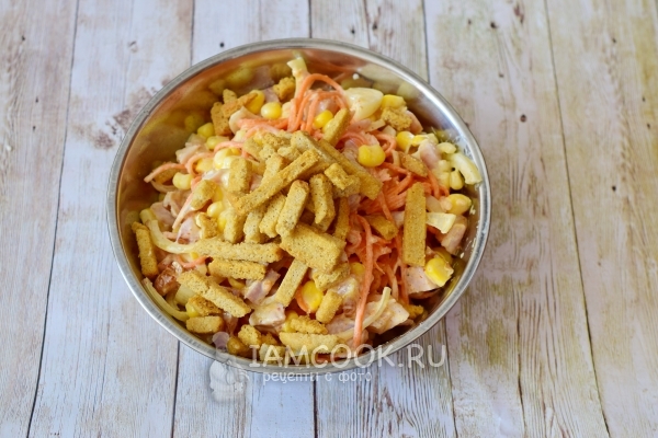 Положить сухарики