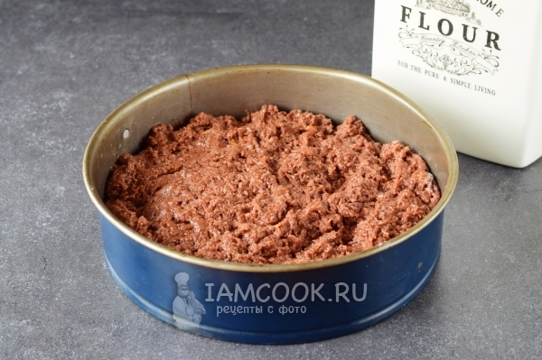 Положить тесто в форму