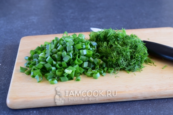 Порезать лук и укроп