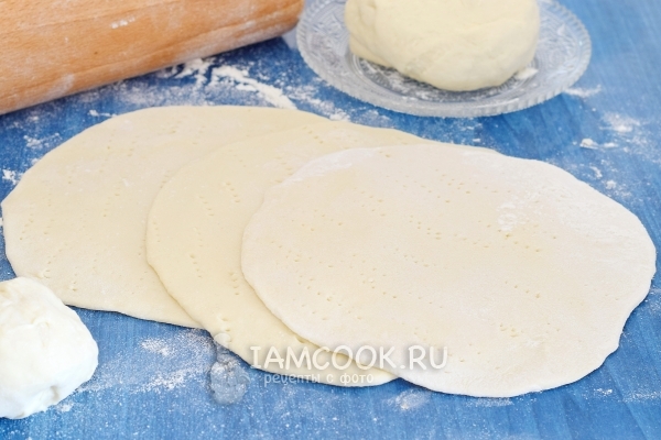 Раскатать все кусочки теста