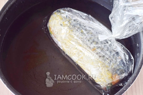 Положить рыбу в кастрюлю с водой