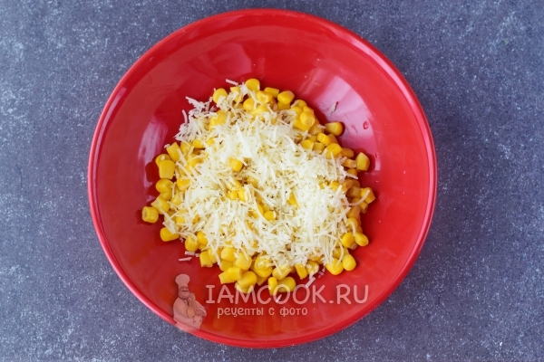 Смешиваем кукурузу с сыром