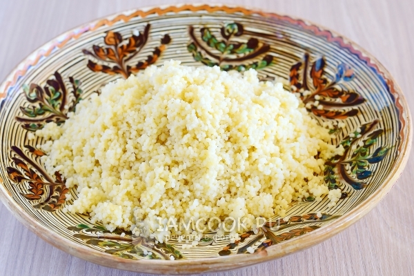 Положить кус-кус на тарелку