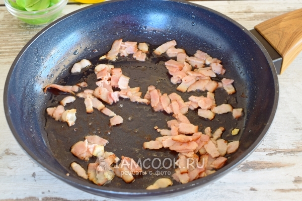 Обжарить бекон