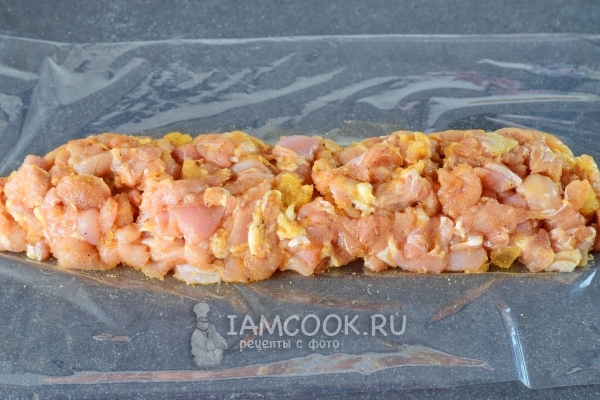 Положить мясо на пищевую пленку