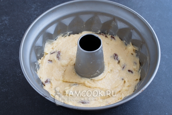 Выложить тесто в форму