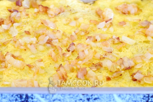 Выложить на картофель лук с салом