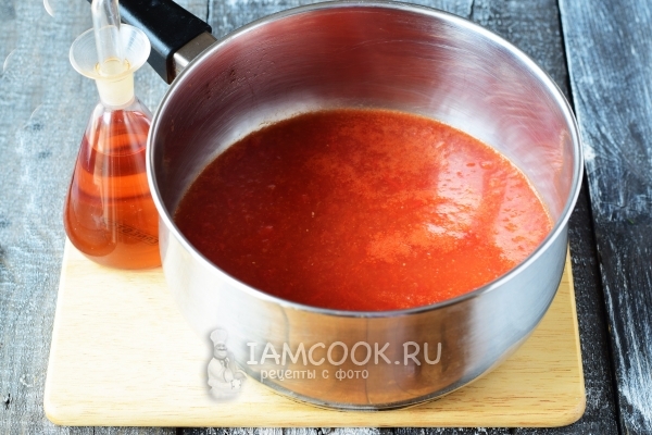 Влить в томатный сок уксус