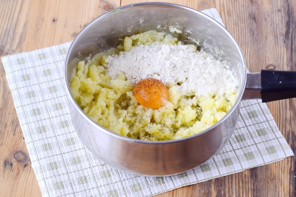 Добавить муку, желток, соль и перец