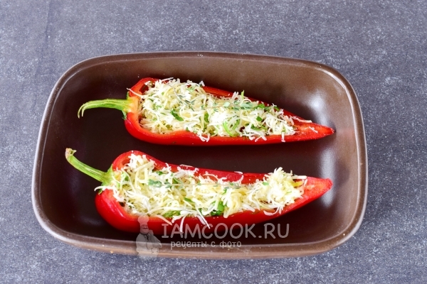 Положить перец в форму