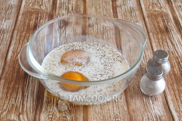 Соединить молоко, яйца, соль и перец