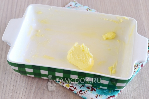 Смазать форму маслом