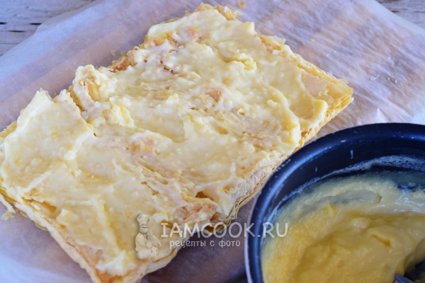 Промазать корж кремом